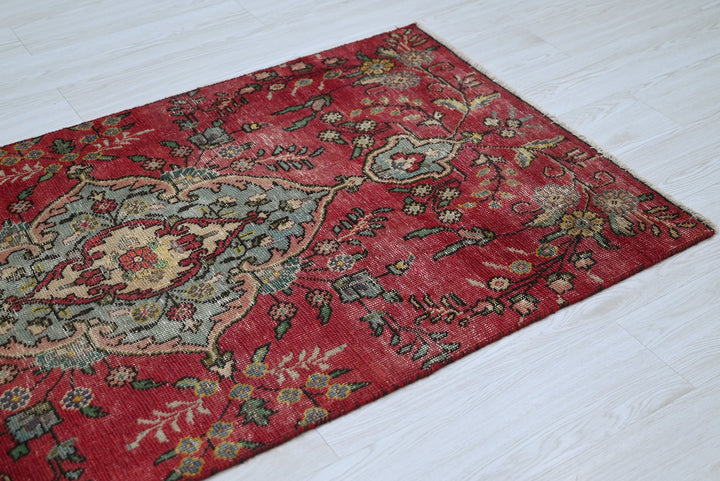 red Accent rug 2' 9" x 5' 2"