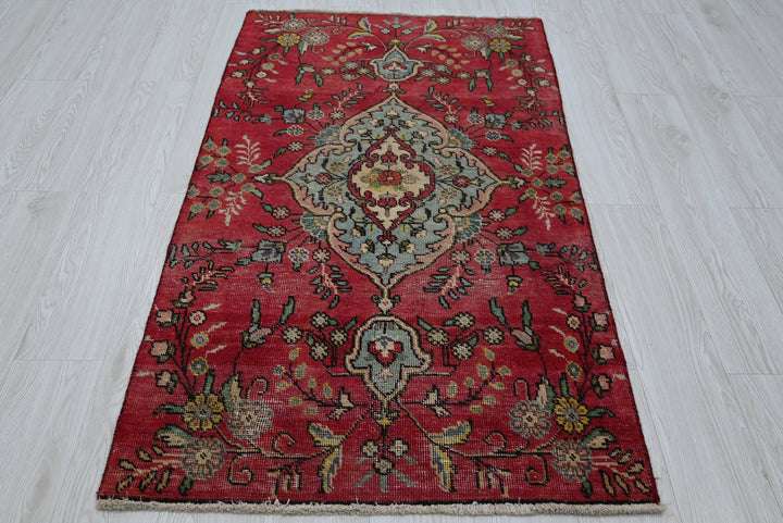 red Accent rug 2' 9" x 5' 2"