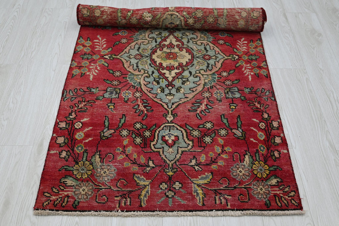 red Accent rug 2' 9" x 5' 2"