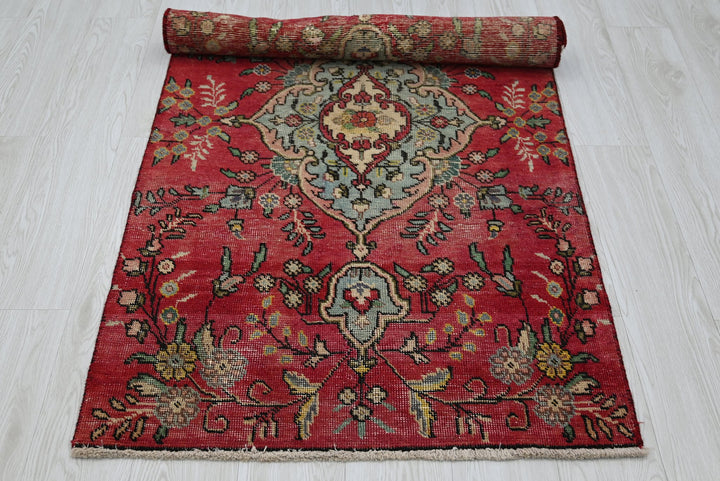 red Accent rug 2' 9" x 5' 2"