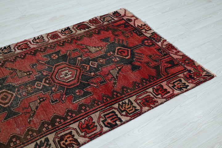 red Accent rug 3' 1" x 4' 9"