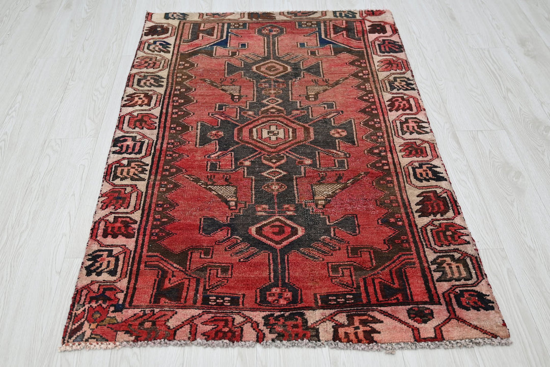 red Accent rug 3' 1" x 4' 9"