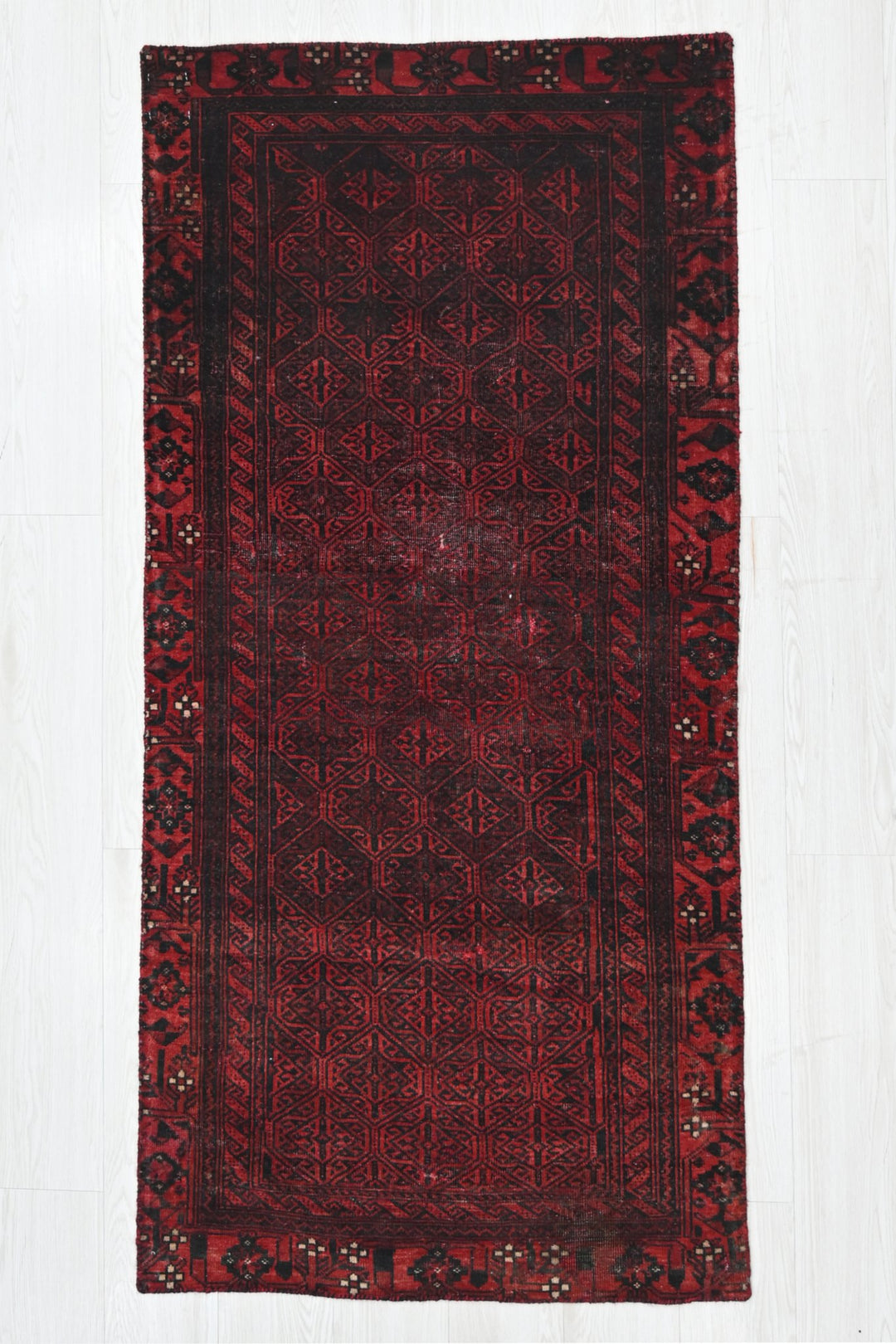 red Accent rug 2' 7" x 5' 7"