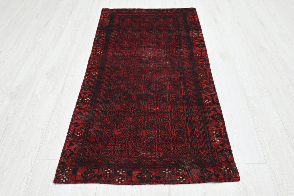 red Accent rug 2' 7" x 5' 7"