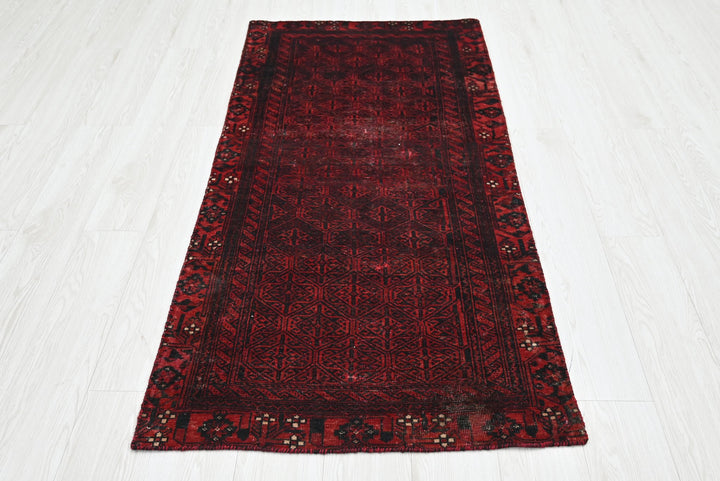 red Accent rug 2' 7" x 5' 7"