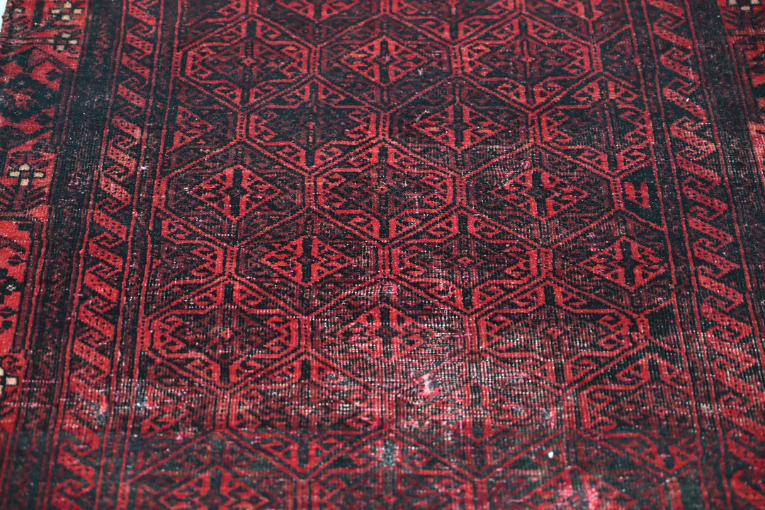 red Accent rug 2' 7" x 5' 7"