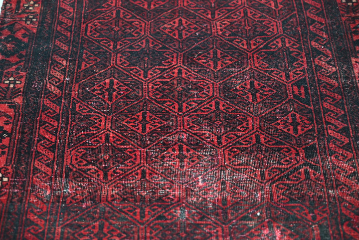 red Accent rug 2' 7" x 5' 7"