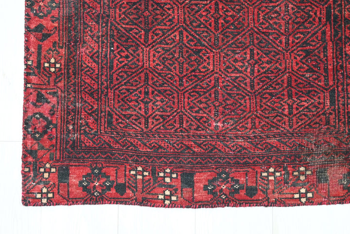red Accent rug 2' 7" x 5' 7"