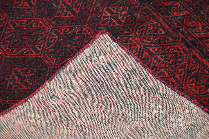 red Accent rug 2' 7" x 5' 7"