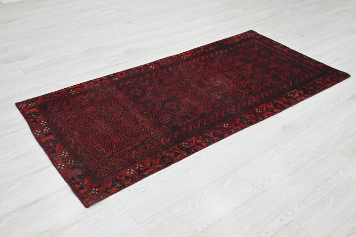 red Accent rug 2' 7" x 5' 7"