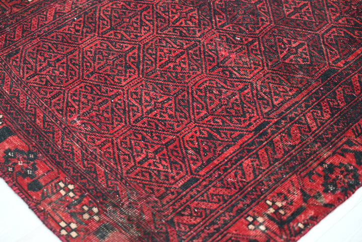 red Accent rug 2' 7" x 5' 7"