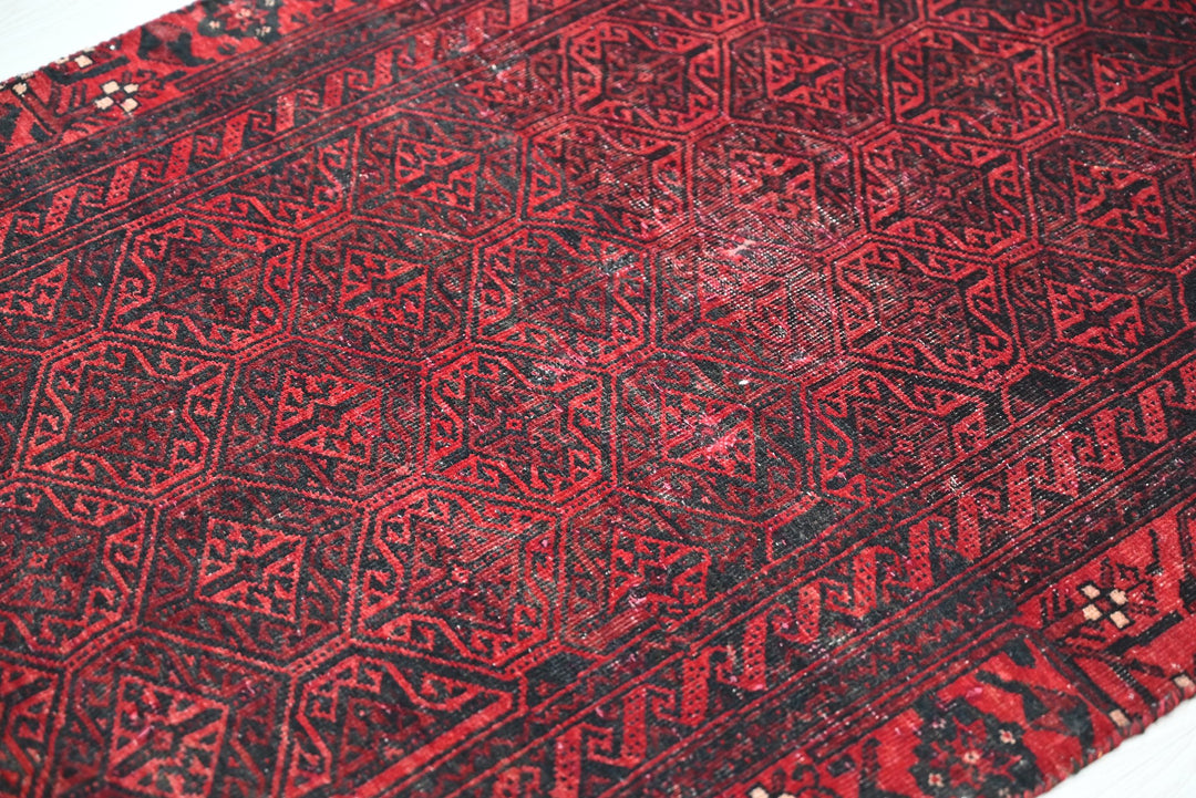 red Accent rug 2' 7" x 5' 7"
