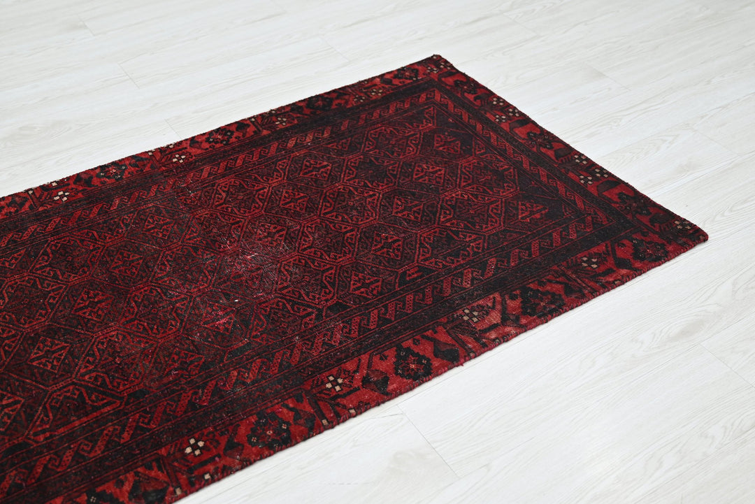 red Accent rug 2' 7" x 5' 7"