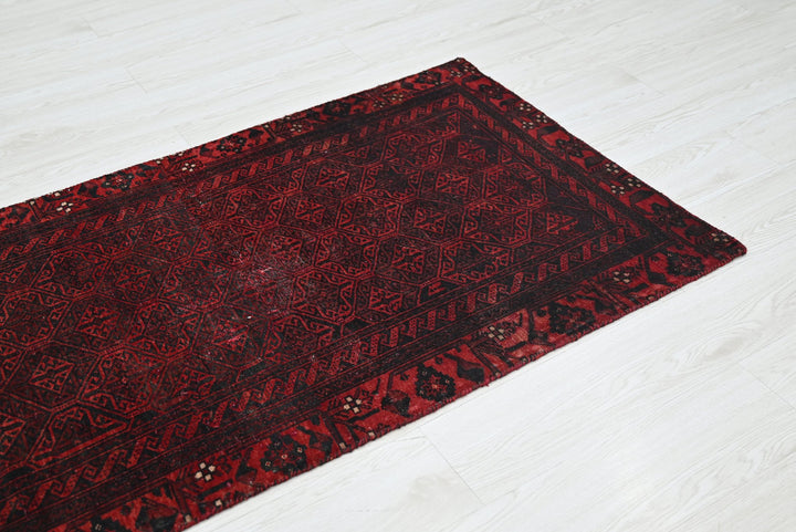 red Accent rug 2' 7" x 5' 7"