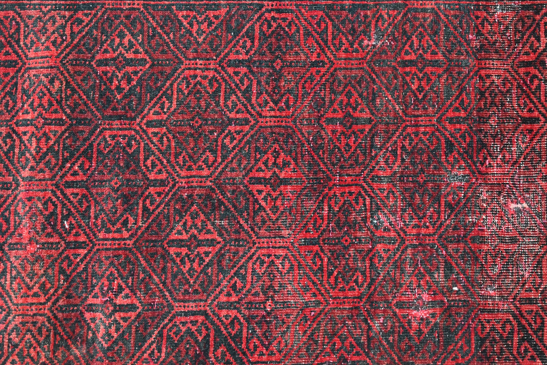 red Accent rug 2' 7" x 5' 7"