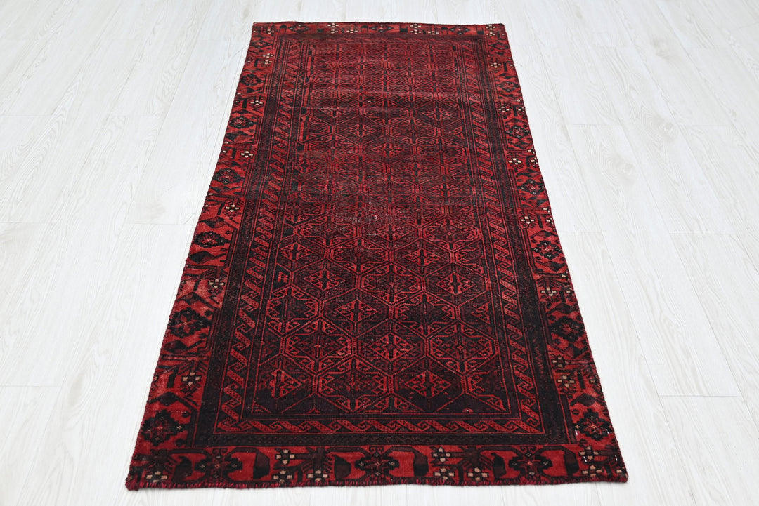 red Accent rug 2' 7" x 5' 7"