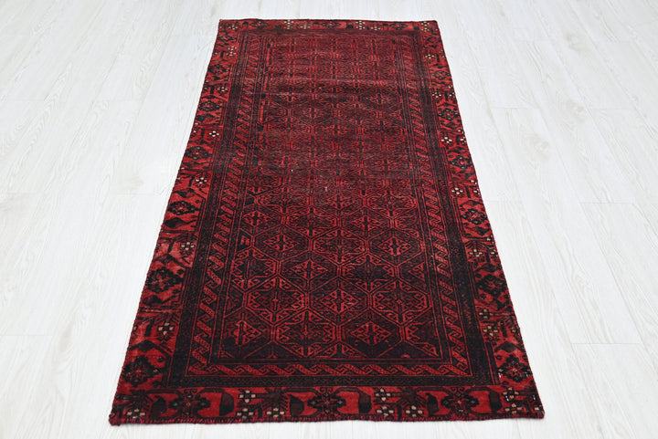 red Accent rug 2' 7" x 5' 7"
