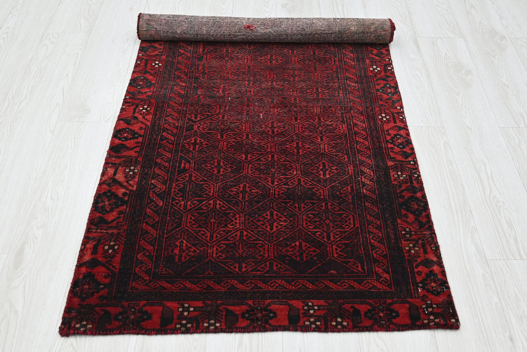 red Accent rug 2' 7" x 5' 7"