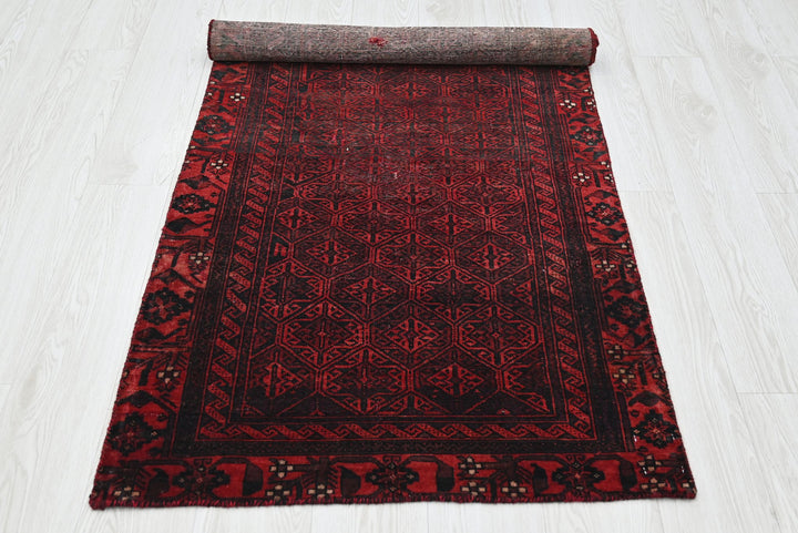 red Accent rug 2' 7" x 5' 7"