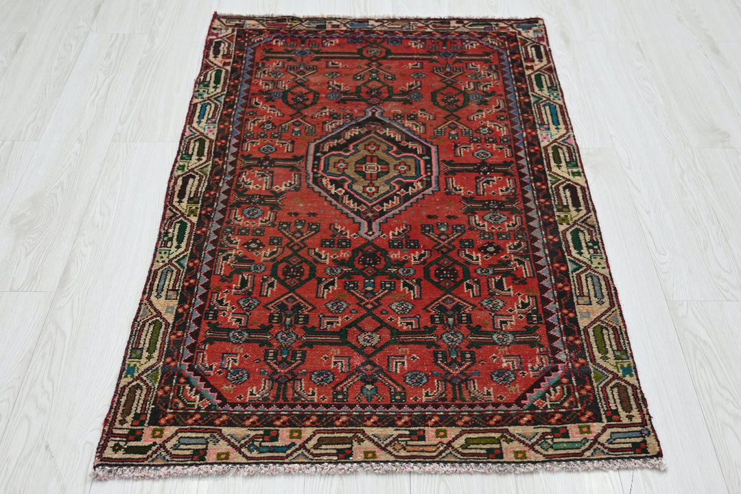 red Accent rug 2' 9" x 4' 5"