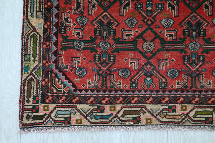 red Accent rug 2' 9" x 4' 5"