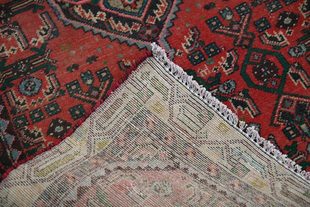 red Accent rug 2' 9" x 4' 5"