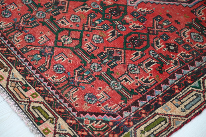 red Accent rug 2' 9" x 4' 5"