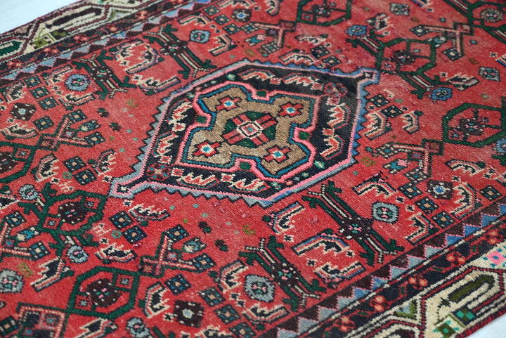 red Accent rug 2' 9" x 4' 5"