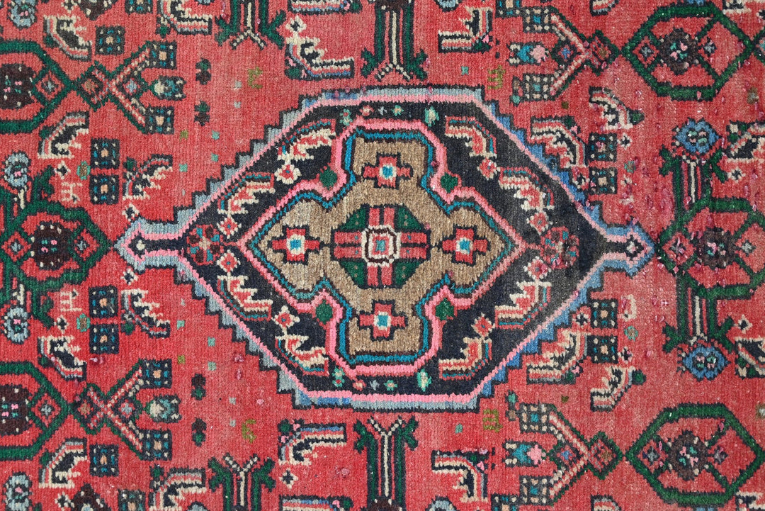 red Accent rug 2' 9" x 4' 5"