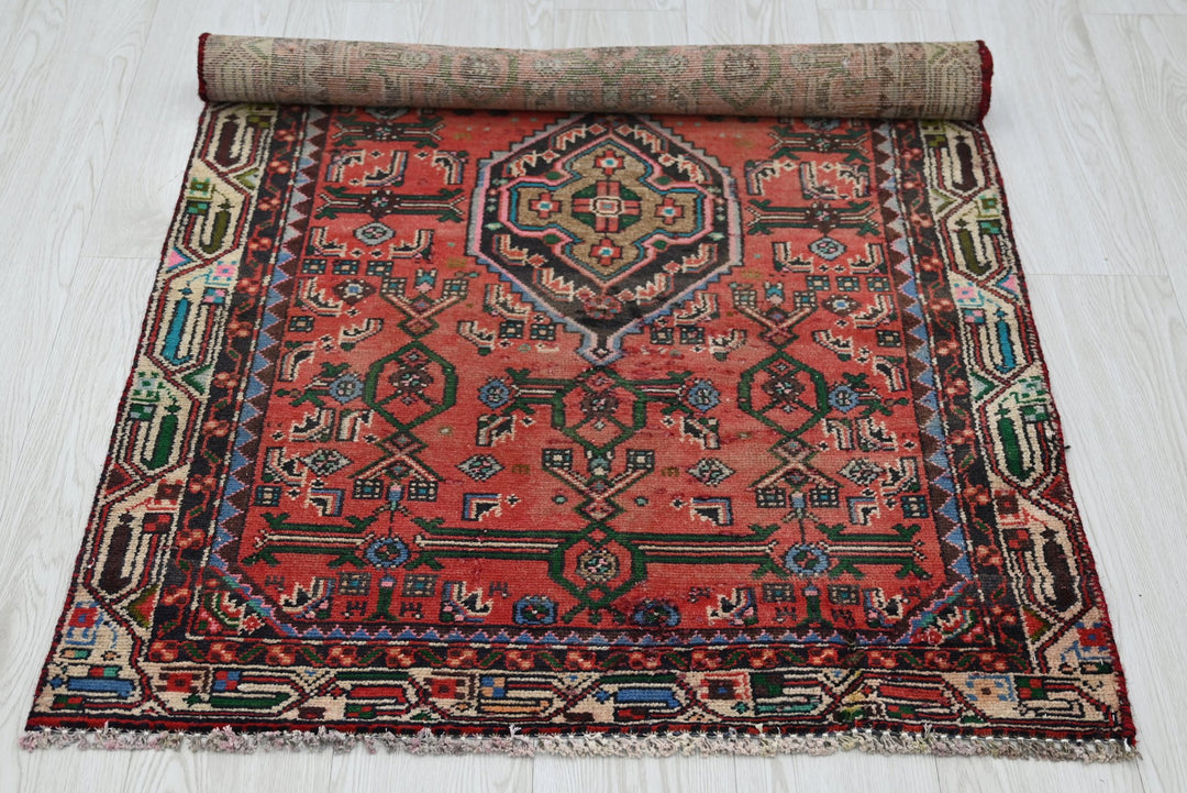 red Accent rug 2' 9" x 4' 5"