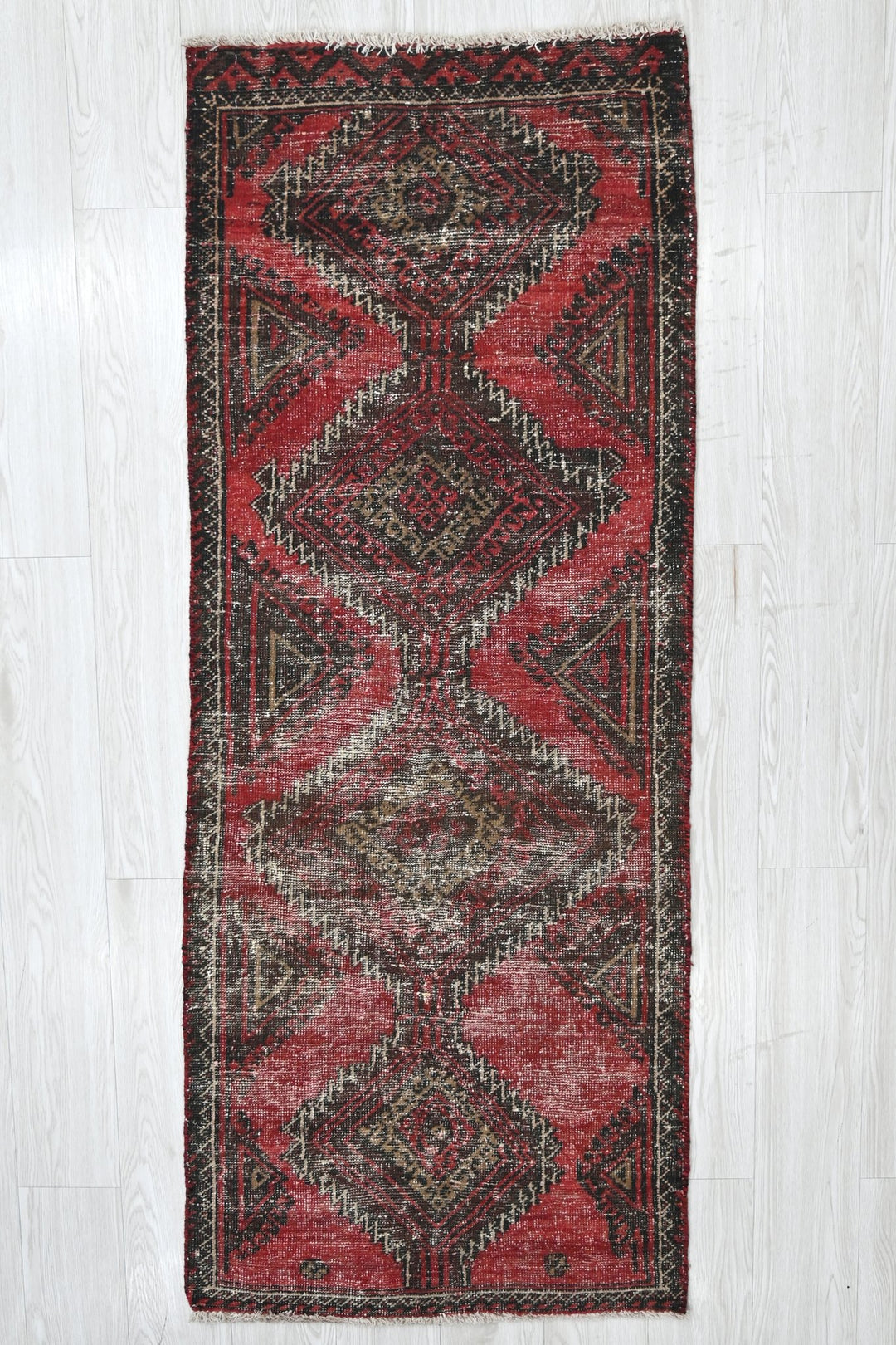 red Runner rug 2' 3" x 5' 10"