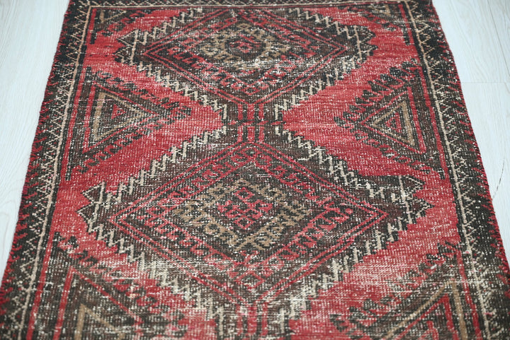 red Runner rug 2' 3" x 5' 10"