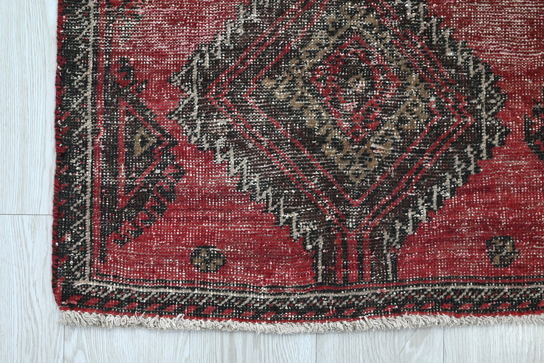 red Runner rug 2' 3" x 5' 10"