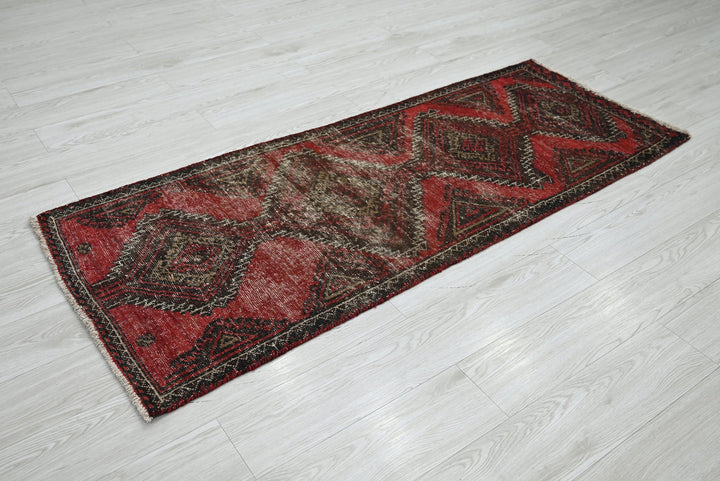 red Runner rug 2' 3" x 5' 10"