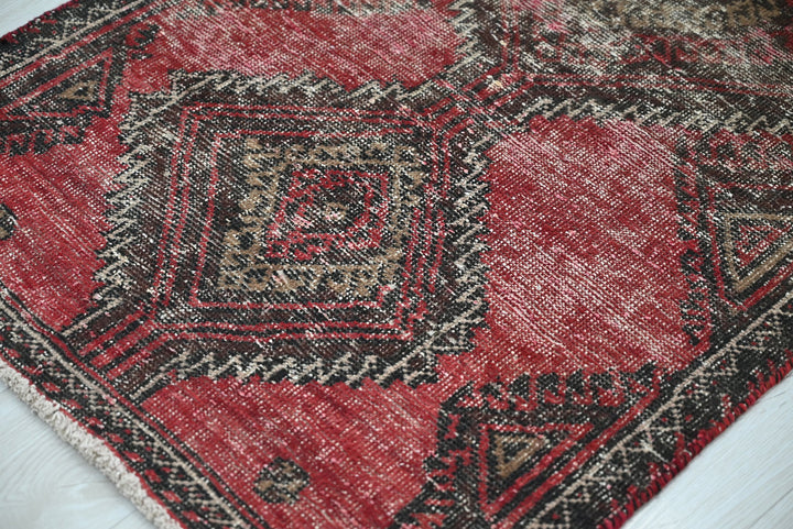 red Runner rug 2' 3" x 5' 10"