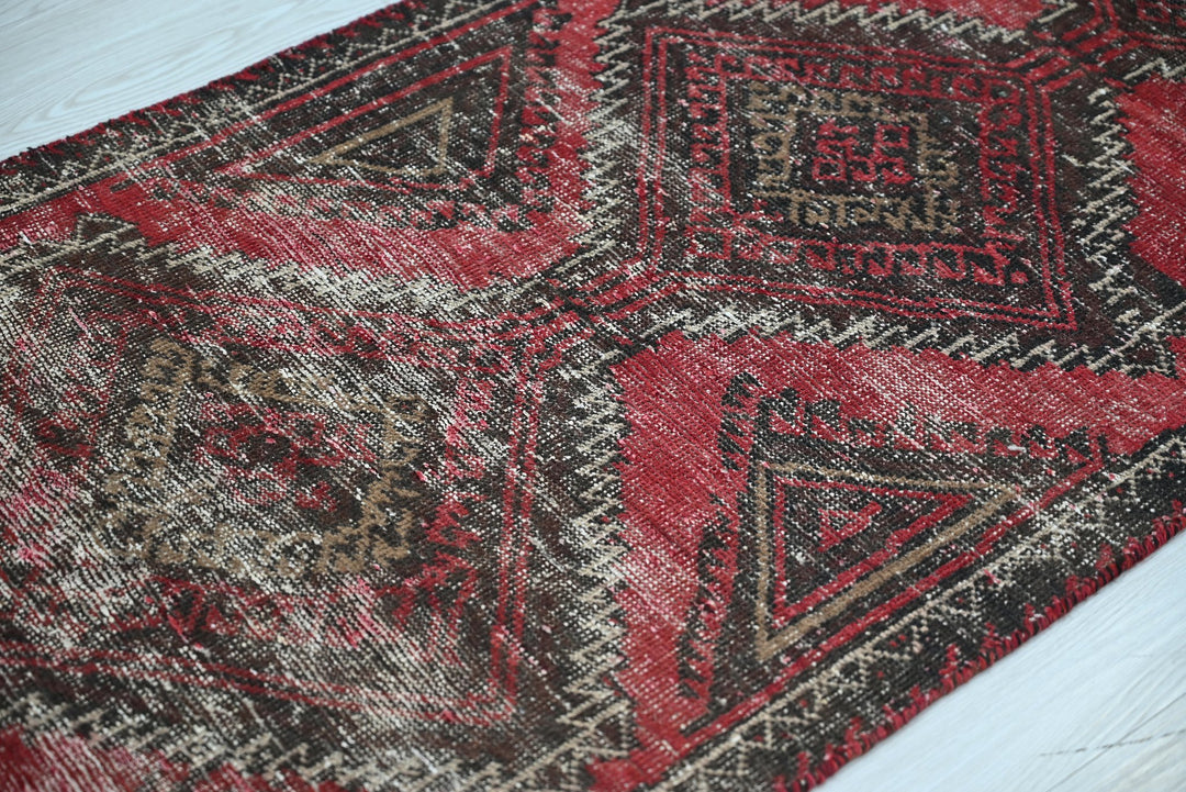 red Runner rug 2' 3" x 5' 10"