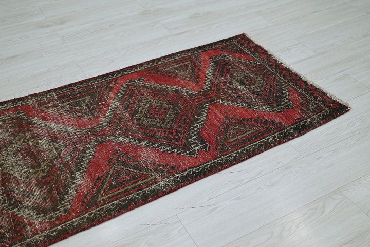 red Runner rug 2' 3" x 5' 10"