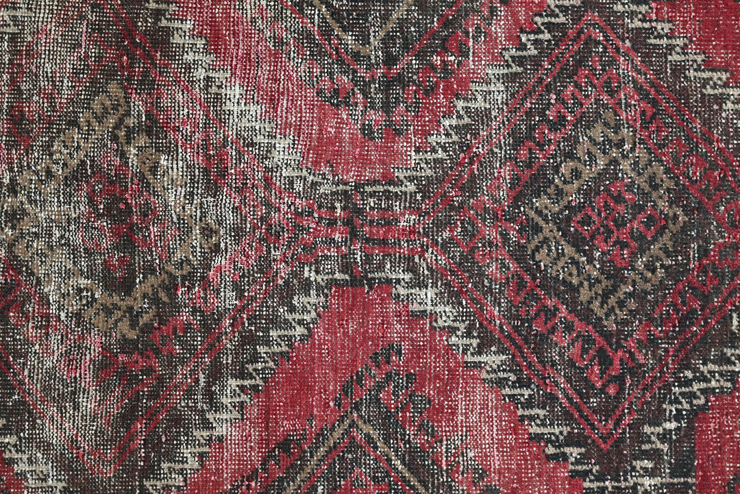 red Runner rug 2' 3" x 5' 10"