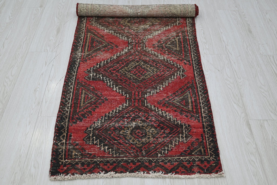 red Runner rug 2' 3" x 5' 10"