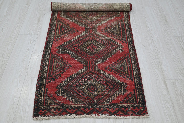 red Runner rug 2' 3" x 5' 10"