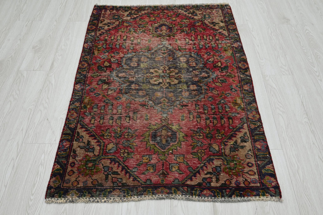 red Accent rug 2' 9" x 4' 4"