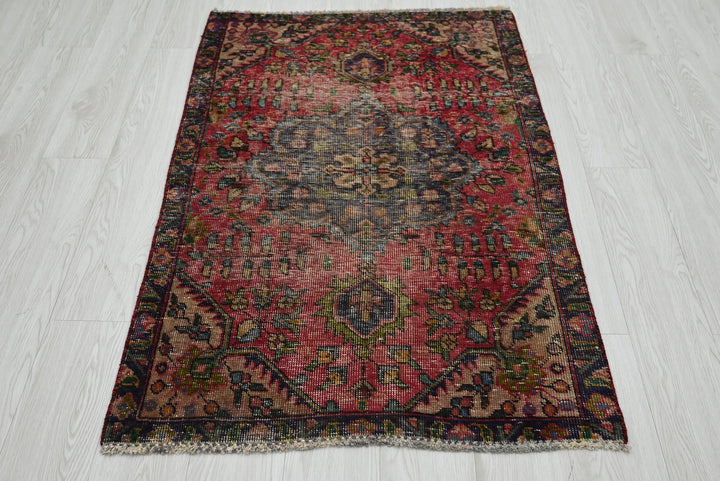 red Accent rug 2' 9" x 4' 4"