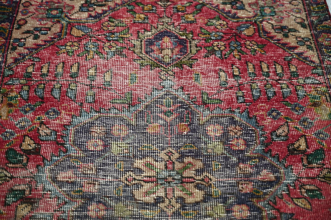 red Accent rug 2' 9" x 4' 4"