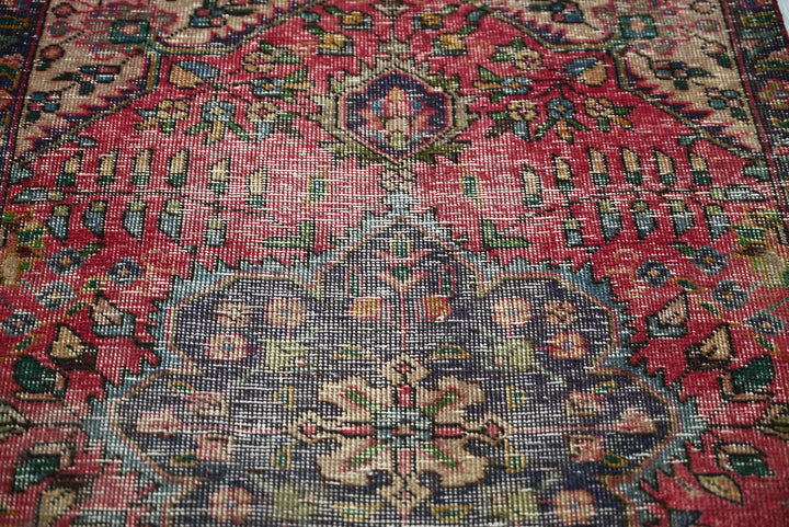 red Accent rug 2' 9" x 4' 4"