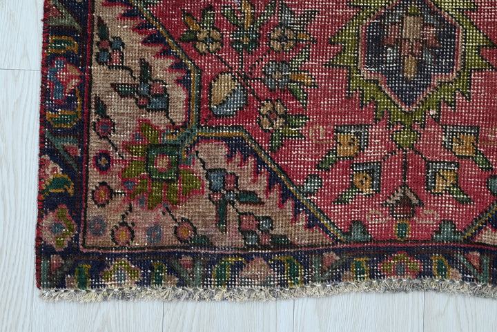 red Accent rug 2' 9" x 4' 4"