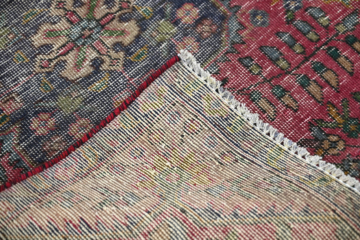red Accent rug 2' 9" x 4' 4"