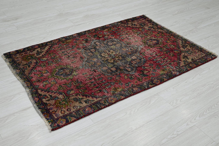 red Accent rug 2' 9" x 4' 4"