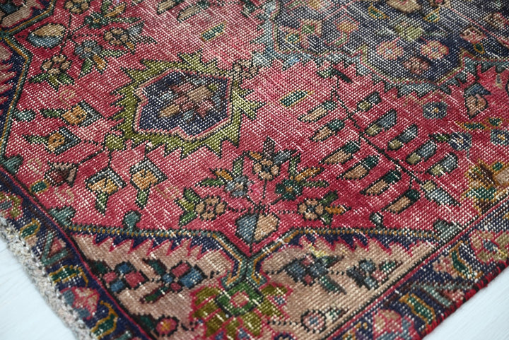red Accent rug 2' 9" x 4' 4"