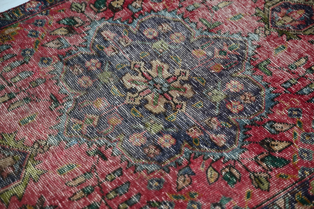 red Accent rug 2' 9" x 4' 4"