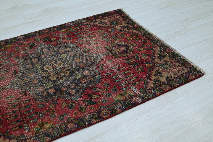 red Accent rug 2' 9" x 4' 4"